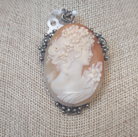NWT- Authentic Vintage Italian hand-carved Carnelian shell Lady cameo Brooch.